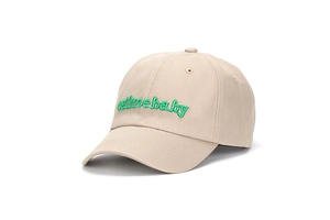 Dettaglio del ricamo verde callmebaby sul cappellino da baseball in cotone beige