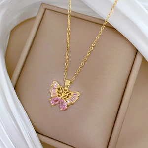 Collier luxueux en titane doré avec pendentif papillon et cristaux roses sur de la soie