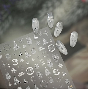 Details von silbernen Weihnachts-Nagelstickern mit Rentier- und Schneeflockenmotiven