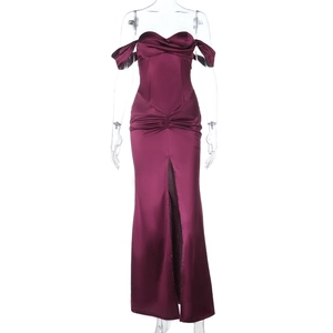 Détail d'une élégante robe de soirée en satin à épaules dénudées avec taille plissée et fente
