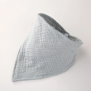 Détail du bavoir bandana gris clair en mousseline de coton avec texture gaufrée et pressions