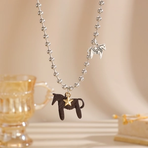 Collana con ciondolo a forma di cavallo in stile etnico con catena a sfere metalliche