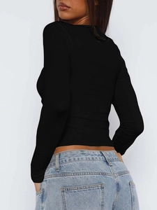 Vue arrière d'un haut en maille noir ajusté à manches longues avec un jean en denim bleu clair