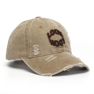 Dettaglio del cappellino in cotone kaki lavato con fori vintage e ricamo LOOK frontale