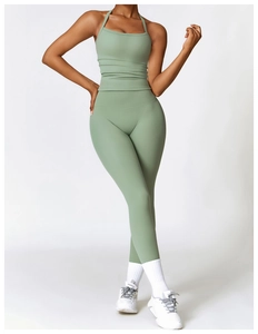 Détail de l'ensemble de yoga vert sauge avec haut dos nageur et legging taille haute