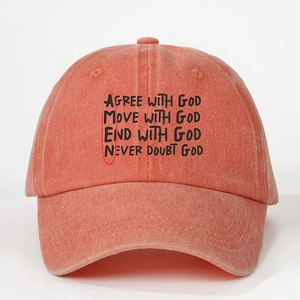 Detailansicht der korallenorange gewaschenen Baumwollkappe mit Agree with God Druck
