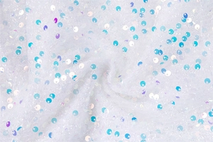 Macro di paillettes scintillanti su tessuto felpato per un abito da cocktail elegante