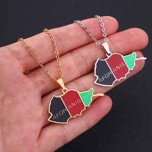 Détail de pendentifs carte de l'Afghanistan en or et argent avec couleurs d'émail