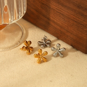 Elegant 18k gold and silver stainless steel flower stud earrings in 3D petal design