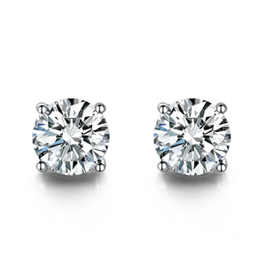 Détail de clous d'oreilles en argent sterling S925 avec émeraudes rondes et serti à 4 griffes