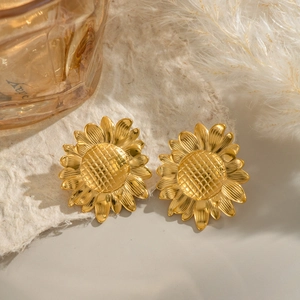 Vintage gold sunflower stud earrings made of stainless steel for a cute summer holiday look