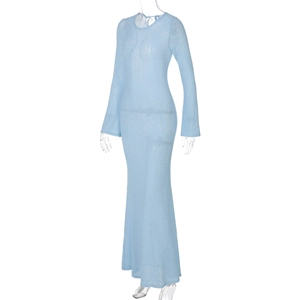 Dettaglio dell'abito in maglia azzurro a maniche lunghe con texture a rete traforata