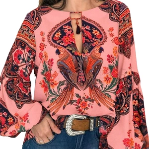 Détail de l'imprimé floral perroquet bohème rose sur blouse à col rond et manches lanterne