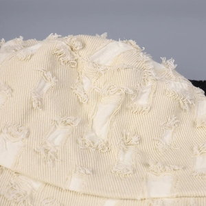 Chapeau bob blanc crème avec bords effilochés et détails déchirés style streetwear