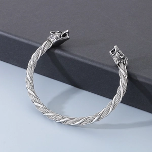 Gros plan détaillé d'un bracelet ouvert à tête de loup en argent avec câble torsadé tressé