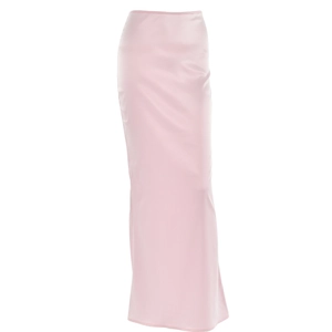 Dettaglio della gonna lunga in raso rosa con drappeggio elegante e finitura lucida
