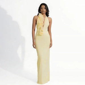Détail du décolleté licou élégant avec fleurs 3D sur une robe longue jaune pastel