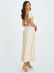 Détail du design dos nu élégant avec laçage croisé sur la robe dentelle de couleur beige