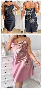 Détail de chemise de nuit en satin fleuri avec bretelles et décolleté bénitier élégant
