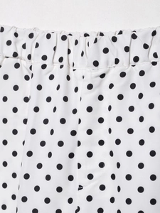 Vue détaillée du short en coton blanc à pois noirs avec une taille élastique souple