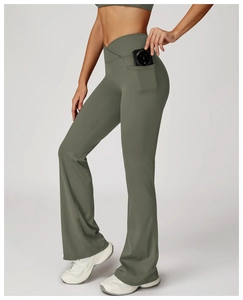 Détail d'un pantalon de yoga évasé à taille haute avec ceinture croisée et poche latérale