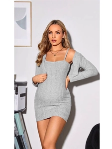Ensemble maternité gris deux pièces avec robe midi dos nu et cardigan à manches longues