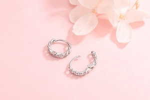 Detailed view of S925 sterling silver hoop earrings featuring a chain-link texture