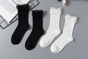 Vue détaillée de chaussettes côtelées blanches et noires avec d'élégants volants en tulle