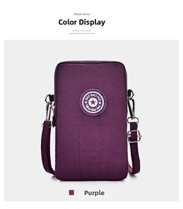Détail de la mini sacoche de téléphone en nylon violet avec bandoulière réglable et zip