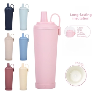 Detailansicht des 830ml Bechers mit Keramikfutter und Magnetgriff inklusive Strohhalm