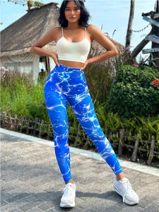 Détail du legging de yoga taille haute avec motif éclair bleu et tissu extensible