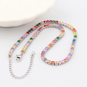 Détail de pierres de zircon arc-en-ciel sur un collier en argent avec fermoir mousqueton