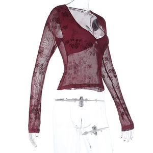 Détail du haut bordeaux avec motif floral de roses transparentes et col en V profond