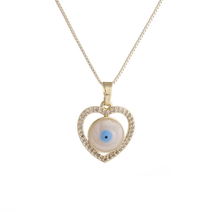 Goldene herzförmige Halskette mit Zirkonia und einem blauen Evil Eye Anhänger Detail