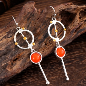 Vintage lange geometrische Ohrhänger aus Silber mit orangefarbenem Achat auf Holz