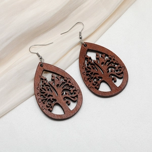 Boucles d'oreilles en bois marron foncé en forme de goutte avec motif arbre de vie