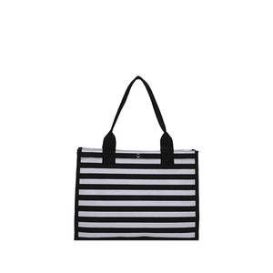 Borsa tote minimalista grande con strisce bianche e nere e chiusura in metallo argento