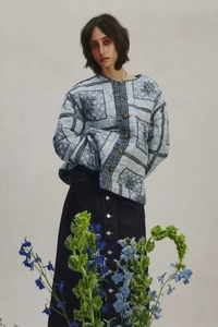 Λεπτομέρεια καπιτονέ μπουφάν patchwork με μοτίβα paisley και στρογγυλή λαιμόκοψη