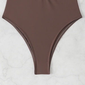 Détail du bas de maillot de bain marron chocolat échancré avec coutures premium