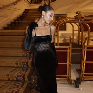 Vue détaillée d'une robe en velours noir avec dentelle délicate et gants longs assortis
