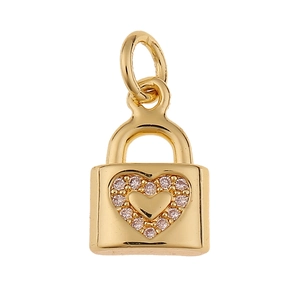 Primer plano del colgante de candado de corazón dorado con circonitas brillantes