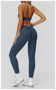 Détail du legging de yoga taille haute avec effet froncé fessier et ceinture arrière en V