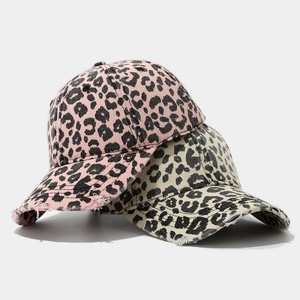 Vintage-Baseballkappen mit Leopardenmuster und ausgefranster Krempe in Pink und Khaki