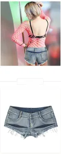 Detailansicht der Rückseite und Vorderseite von Low-Waist Denim Hotpants mit Fransen