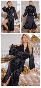 Détails du peignoir noir en satin jacquard léopard avec finition soyeuse et ceinture nouée