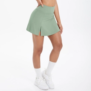Detail eines hoch taillierten salbeigrünen Sportrockes mit Seitenschlitz und Innenhose