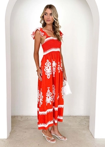 Détail d'une robe longue rouge à imprimé bohème avec bretelles à volants et bustier froncé