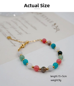 Dettaglio del bracciale regolabile con perle e pietre colorate e misura 15+5cm