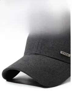 Texture détaillée d'une casquette en laine mélangée gris foncé avec logo NYCA en métal