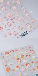 Détails macro de stickers ongles 3D ours en peluche et fleurs à texture mate